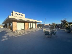 CORA Residence prédio a passos da praia, com piscina no terraço