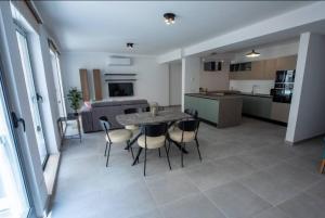 Stylish Two-Bedroom Retreat Near Balluta Bay Pat2