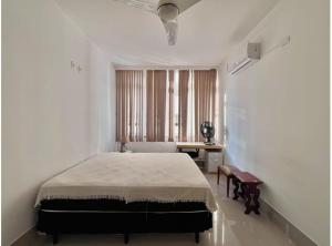 Apto para 4 pessoas e com Ar no quarto a 1 quadra da Praia