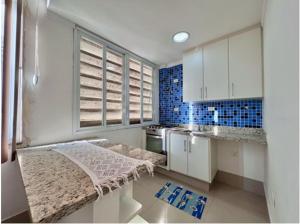 Apto para 4 pessoas e com Ar no quarto a 1 quadra da Praia