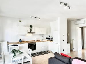 Peaceful Oasis with Balcony and Parking, Milan