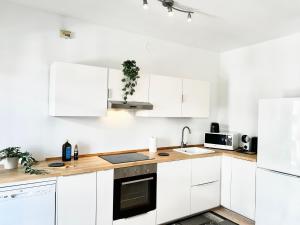 Peaceful Oasis with Balcony and Parking, Milan