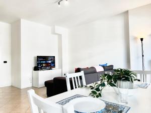 Peaceful Oasis with Balcony and Parking, Milan