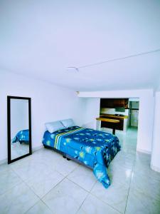 Apartaestudio en 1er piso, San Fernando, con grandes ventanales y vista a la calle, tranquilo, fresco, 2 camas dobles, se permite alojar desde 1 a 4 personas, muy cerca al Estadio, Parque del Perro, Clínica Imbanaco y demás sitios turísticos de Ca