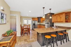 MH 511 | Ski, Hike & Relax with Views!