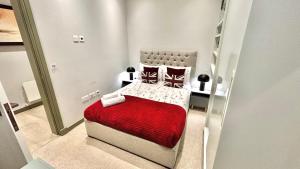 3-bedroom flat with Private Patio in Mayfair near Oxford Street, Marble Arch & Hyde Park by NourNest Apartments