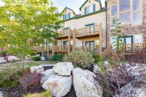 MH 605 | Charming Eden Retreat & Mountain Views