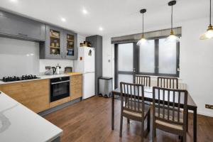 Stylish 4 Bedroom House with Canal Views - E14