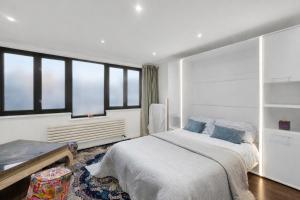 Stylish 4 Bedroom House with Canal Views - E14