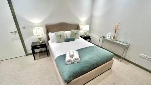 3-bedroom flat with Private Patio in Mayfair near Oxford Street, Marble Arch & Hyde Park by NourNest Apartments