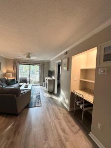 HHI Beach Retreat - Renovated & Ready to Relax