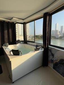 Modern Luxury 2BR with Private Jacuzzi