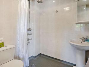 4 Bed in Gilwern 90003