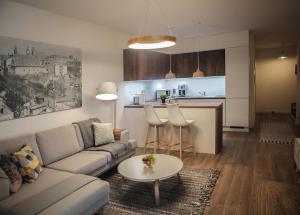 Priestranný dizajnový 2-izbový byt v centre Trnavy s výhľadom na mestskú vežue