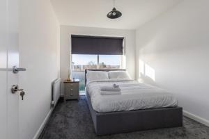 Lane End - Bright & Spacious 2-Bed Flat with Balcony & Parking