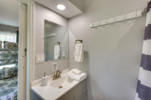 Georgia Getaway with 2-Story Dock By Lake Hartwell