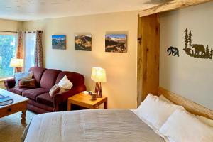 Cozy Ski-InandSki-Out Breckenridge Condo Mtn Views!