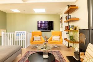 A Gentle Riverside Charm 2 bedroom Mews House