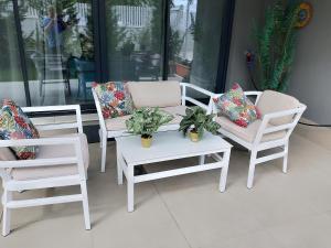 Tranquil sea breeze apartment