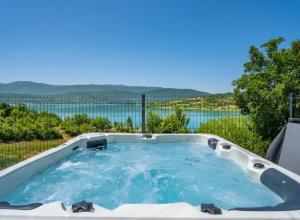 Escape on Lake - private retreat with Pool & Jacuzzi