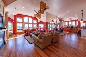 Gertrudes Breakaway - Corolla, Ocean Sands, Ocean View, 45 Yds to Beach, Elevator, Pool, Tiki Bar, Hot Tub