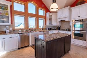 Gertrudes Breakaway - Corolla, Ocean Sands, Ocean View, 45 Yds to Beach, Elevator, Pool, Tiki Bar, Hot Tub