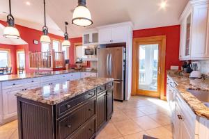 Gertrudes Breakaway - Corolla, Ocean Sands, Ocean View, 45 Yds to Beach, Elevator, Pool, Tiki Bar, Hot Tub