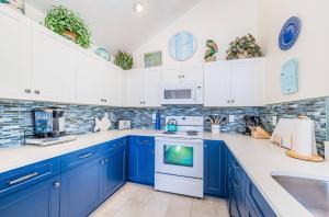 Latitude Adjustment - Corolla, Ocean Sands, 525 Yards to Beach, Oceanside, Pool, Hot Tub, Tennis