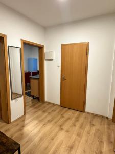 Duisburg FeelHome,Flughafen nah,6-8 Pers,Badewanne,Zentral,Terrasse,Ground Floor