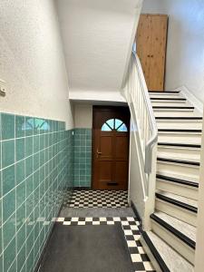 Duisburg FeelHome,Flughafen nah,6-8 Pers,Badewanne,Zentral,Terrasse,Ground Floor