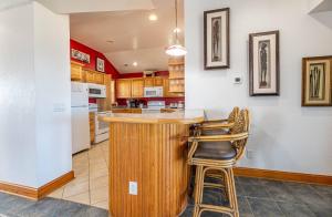 K1213 Joshuas Tiki Hut