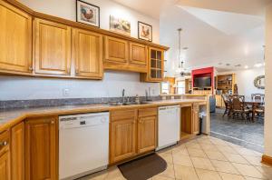 K1213 Joshuas Tiki Hut