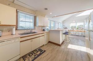 K1056 Sunrise Sunset - 5 bedroom, Pet friendly, Wraparound Ocean View Decks!