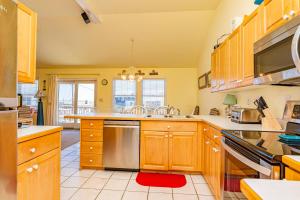 Swink Cottage - Southern Shores, Ocean View, 40 Yards to the Beach, Hot Tub, Pets OK, Flex Stays