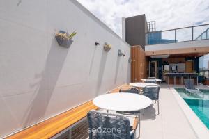 Acomodações completas em prédio com piscina a 270m da Praia da Barra - CAOa