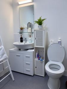 Kidbrooke station Greenwich studio flat near O2 & London Bridge