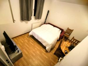 apartment , separate bedroom