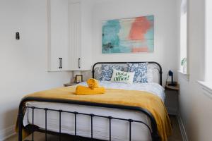 Central Getaway University of Toronto TTC Queen M