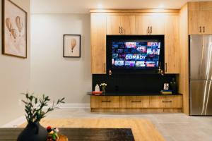 Central Getaway University of Toronto TTC Queen M