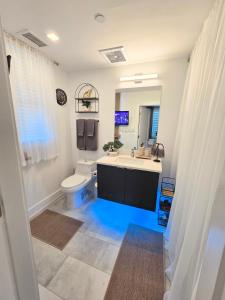 Golden Glow Style - Comfort & Central - Buckhead with Free Parking