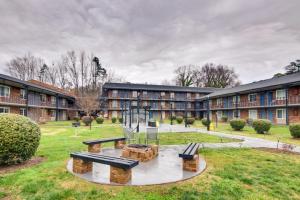 1 Mi to Park Expo Chartlottle Studio with Gym