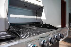 Upscale Pool Retreat- Sleeps 12 -King Beds- Renovated