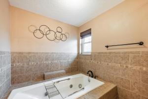 Upscale Pool Retreat- Sleeps 12 -King Beds- Renovated