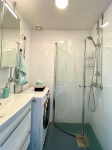 Bright and spacious 3BR Apartment with Fast Metro Access to City Center