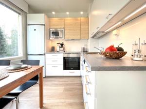 Bright and spacious 3BR Apartment with Fast Metro Access to City Center