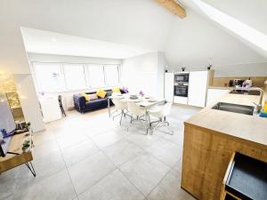 Refined 2 bedroom apartment with parking