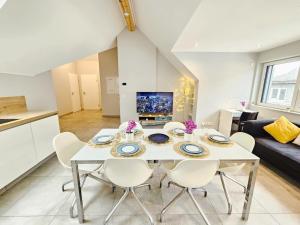 Refined 2 bedroom apartment with parking
