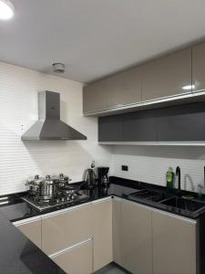 Cerca de todo, Terminal, Plaza Murillo, Teleféricos