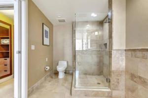 2B Beachfront condo! Pool! Games! 15 mins to PBI!