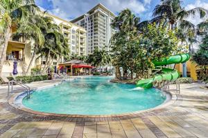 2B Beachfront condo! Pool! Games! 15 mins to PBI!